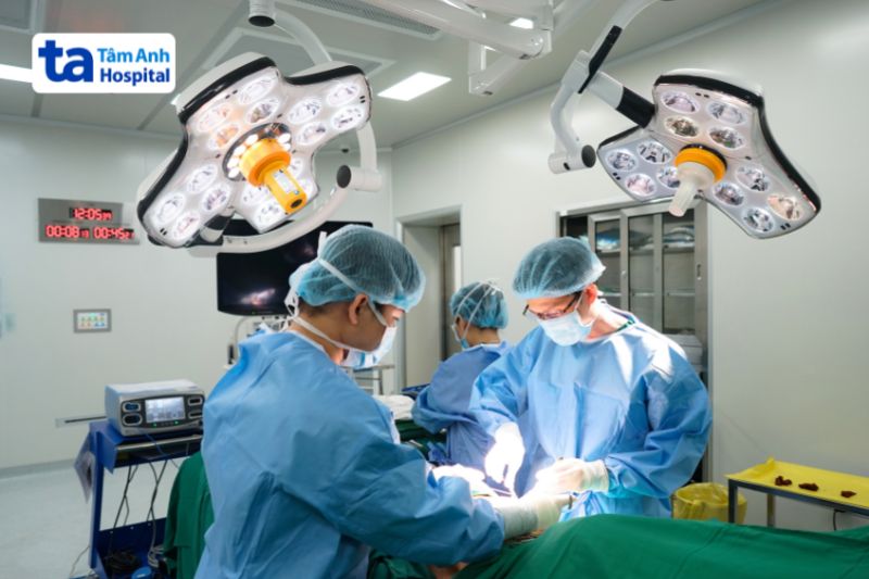 bác sĩ khoa ngoại vú bvđk tâm anh đang phẫu thuật