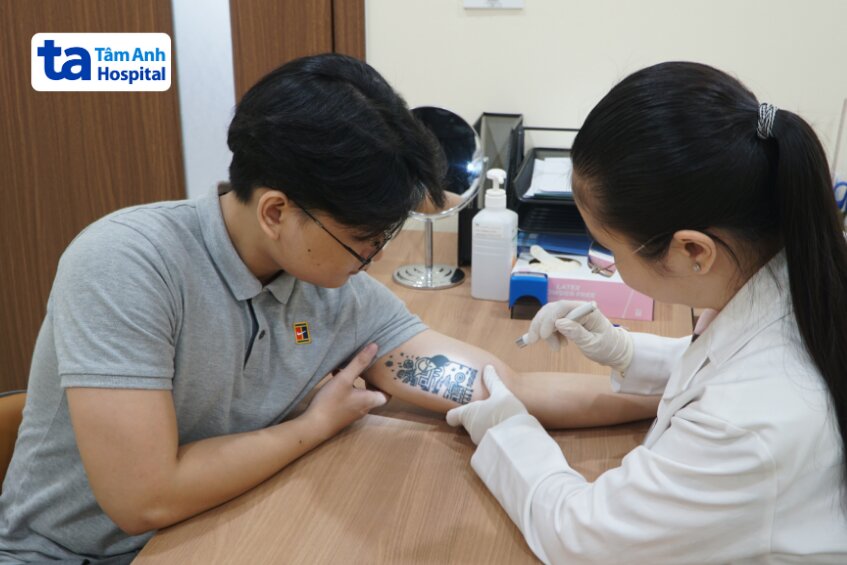bác sĩ kiểm tra hình xăm khách hàng