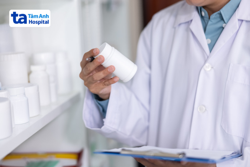 Bác sĩ kiểm tra thuốc kê đơn trong phòng dược – minh họa cho thuốc empagliflozin