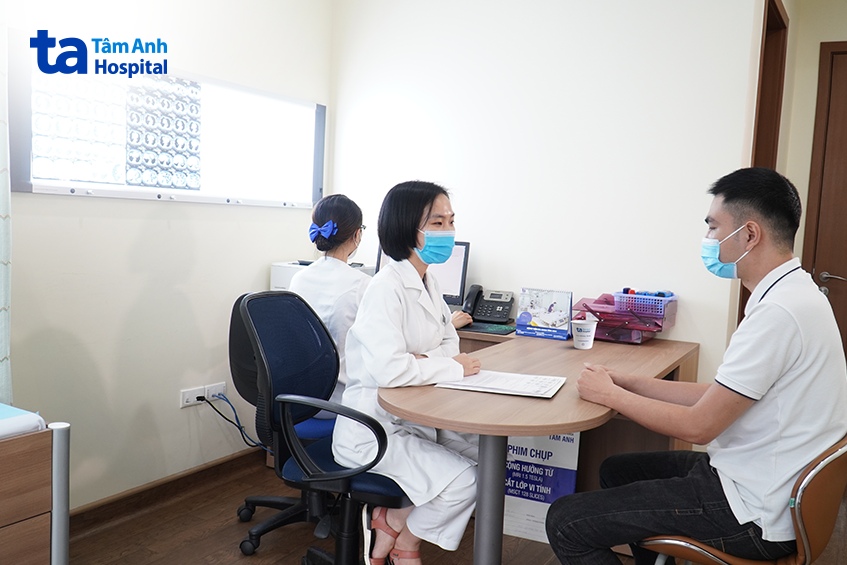 bác sĩ lan thăm khám cho bệnh nhân