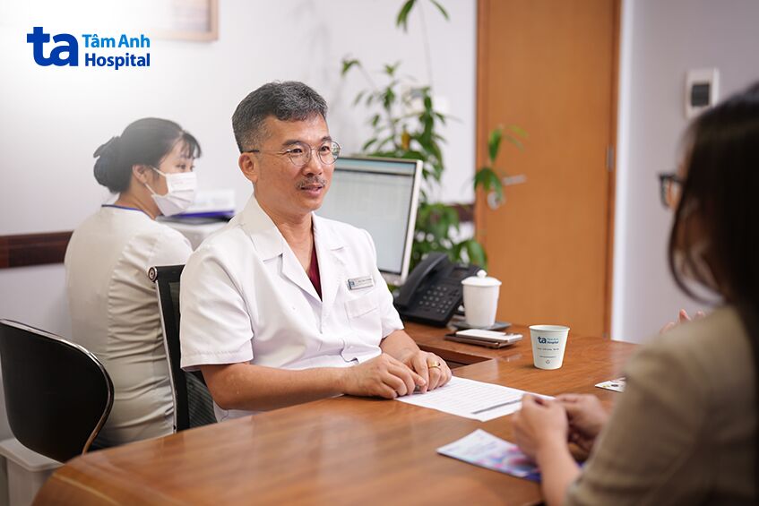 PGS.TS.BS Lê Hoàng - Giám đốc trung tâm IVF Tâm Anh đang tư vấn trữ đông trứng cho một phụ nữ