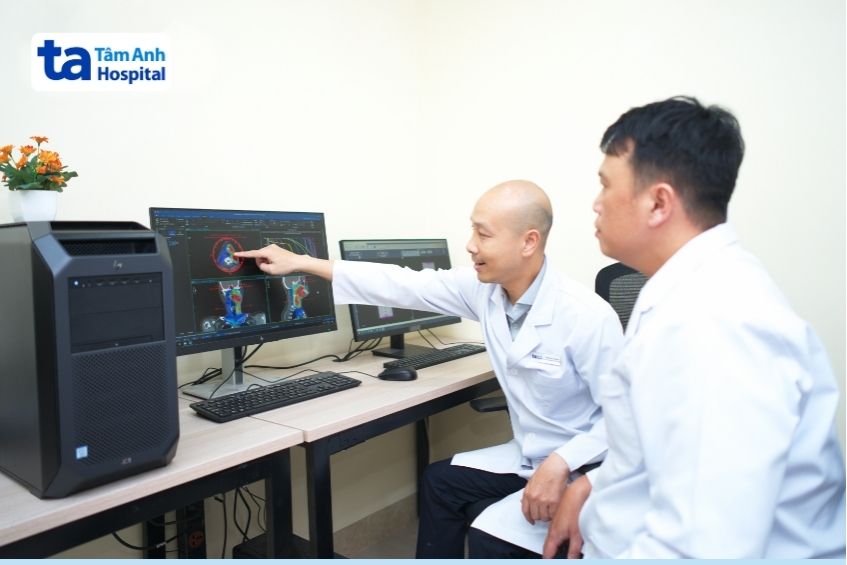 bác sĩ lên kế hoạch xạ trị cho người bệnh