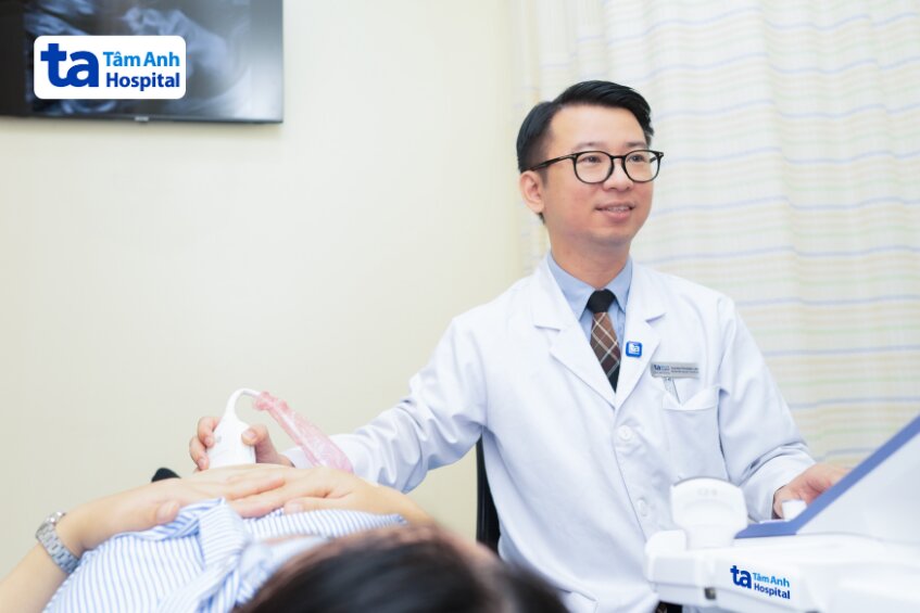 bác sĩ long siêu âm cho thai phụ tại bệnh viện