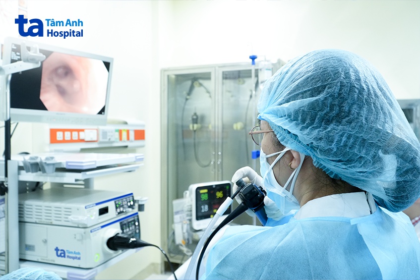 bác sĩ mai khuê đang thực hiện nội soi gắp dị vật cho ông hiển