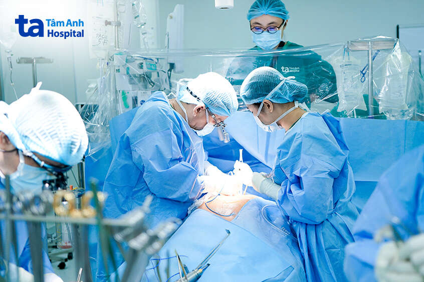 Bác sĩ mổ bắc cầu tái thông hệ mạch vành cho bệnh nhân
