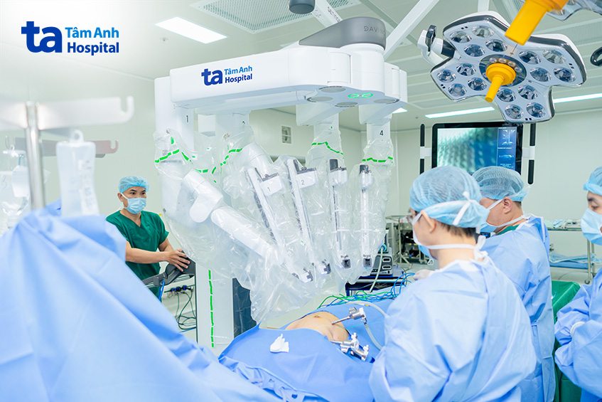 Bác sĩ mổ lấy nốt phổi cho bệnh nhân dưới sự hỗ trợ của cánh tay robot