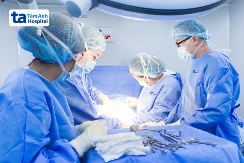 bác sĩ mỹ nhi (thứ hai từ phải sang) cùng êkíp mổ lấy thai