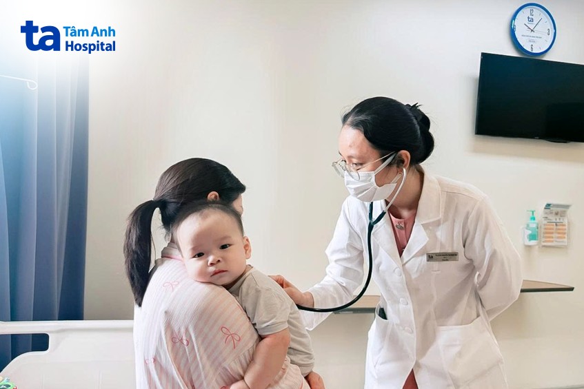 bác sĩ nga đang thăm khám cho bé hưng