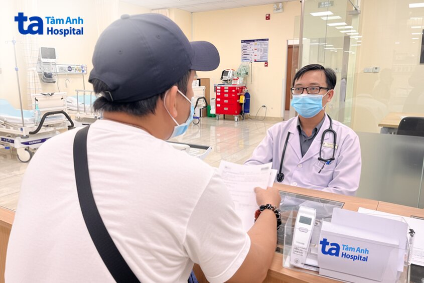 bác sĩ nhận thông tin từ người nhà bệnh nhân