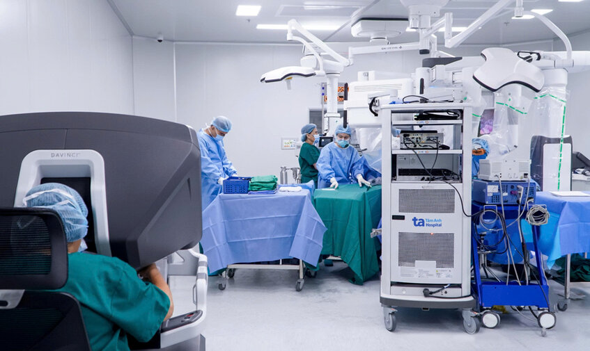 bác sĩ nhi tiến hành phẫu thuật