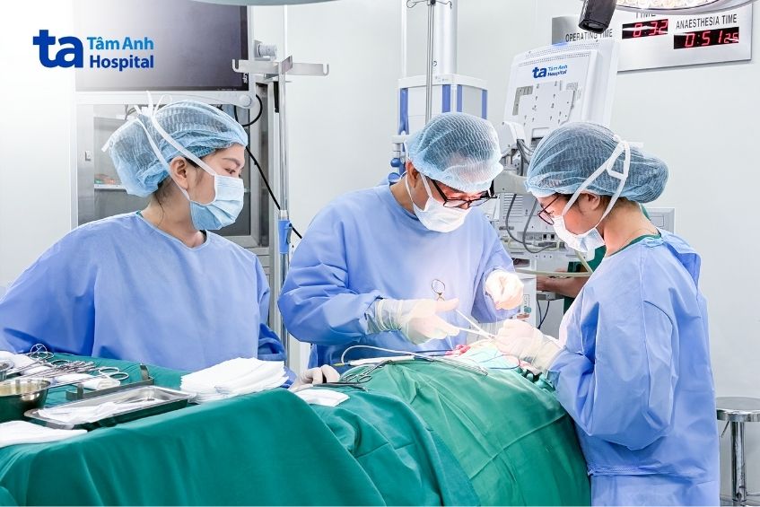 bác sĩ phẫu thuật điều trị ung thư