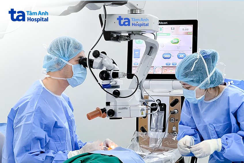 bác sĩ phẫu thuật đục thủy tinh thể mắt phải cho người bệnh. ảnh bệnh viện đa khoa tâm anh
