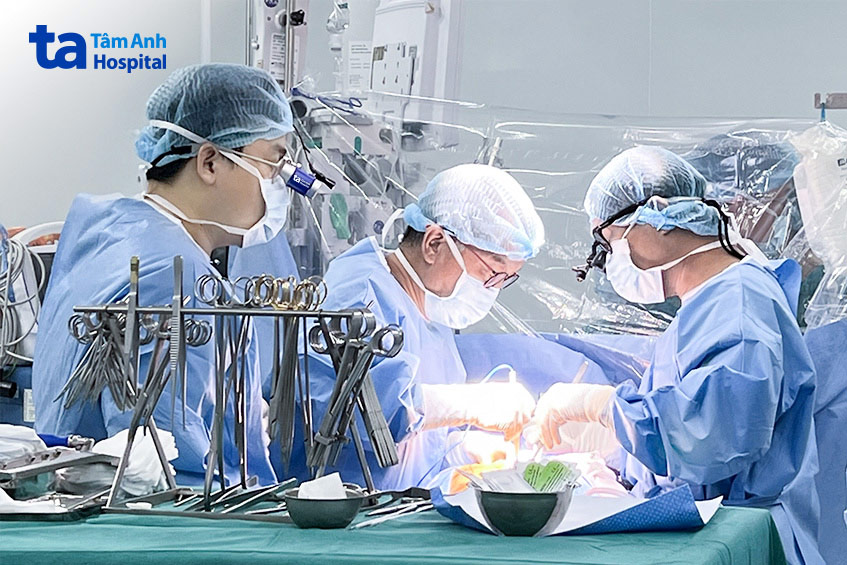 Bác sĩ phẫu thuật sửa chữa mạch máu tim cho bệnh nhân