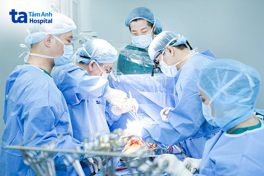 Bác sĩ phẫu thuật thay van tim cho bệnh nhân