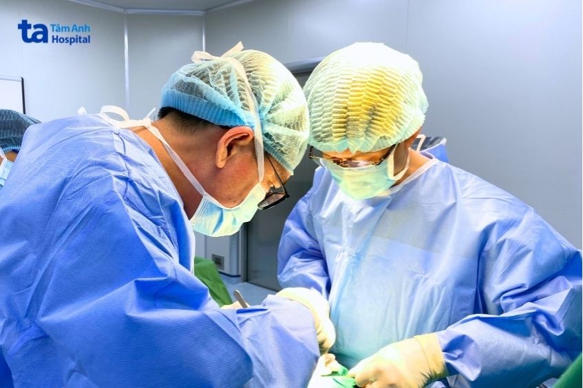 bác sĩ phẫu thuật tuyến giáp cho khách hàng