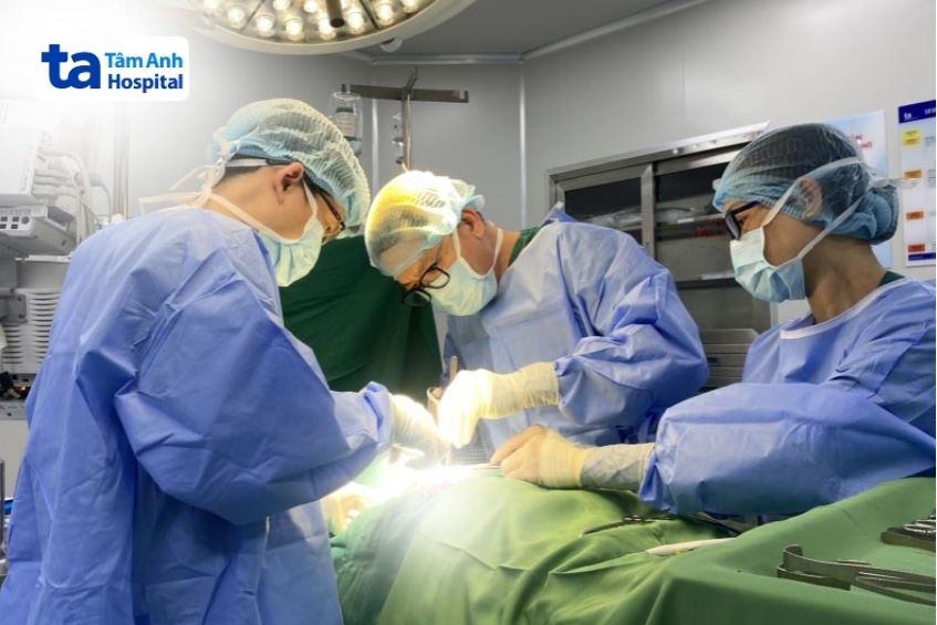 bác sĩ phẫu thuật tuyến giáp cho người bệnh