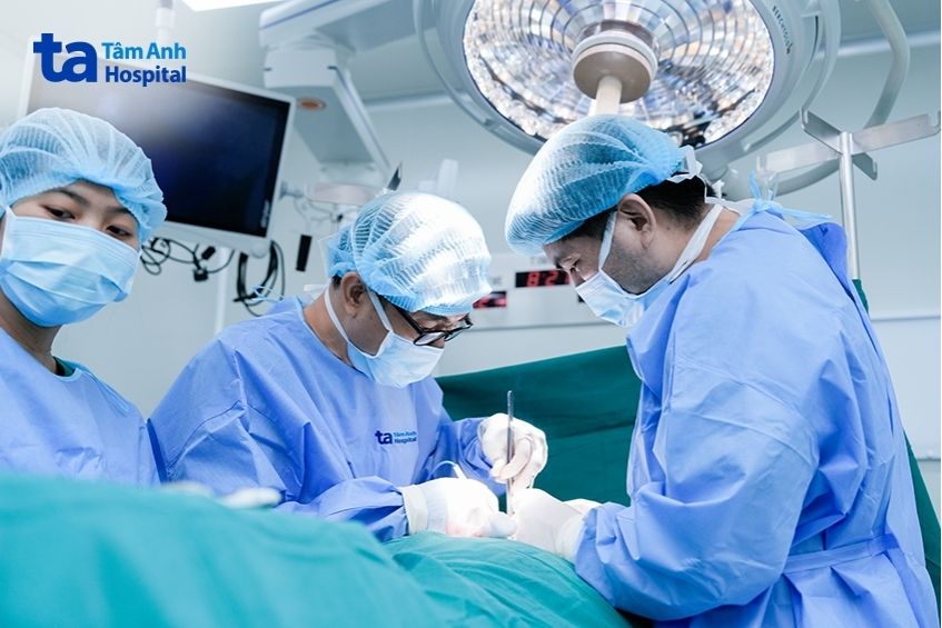 bác sĩ phẫu thuật u tuyến cho bệnh nhân