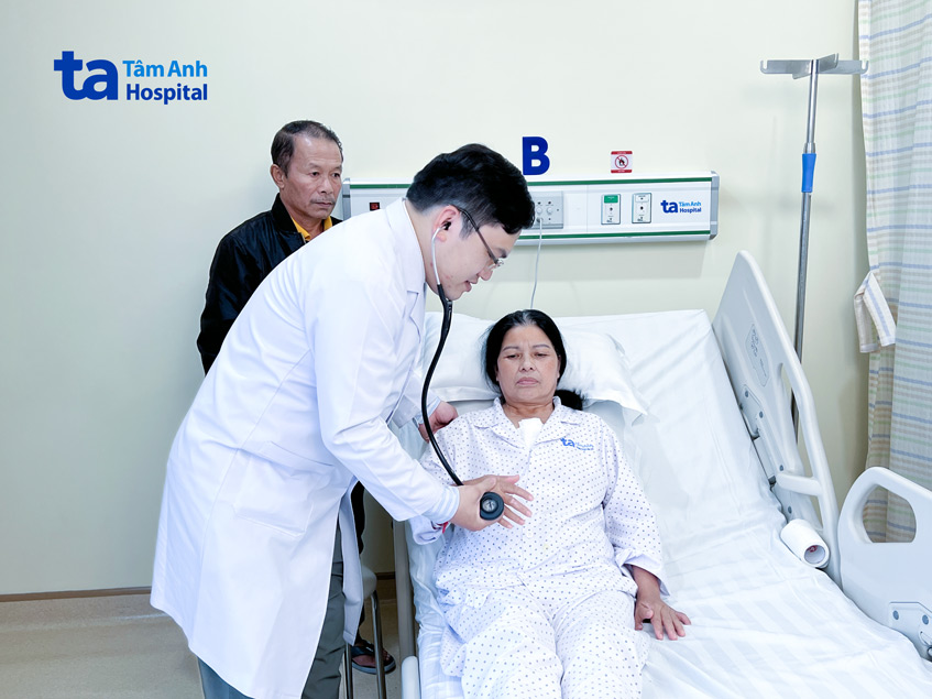 Bác sĩ Phúc khám cho bệnh nhân trước lúc xuất viện