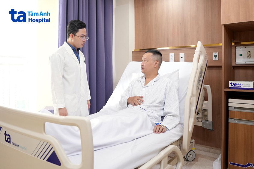 bác sĩ Sơn tham khám