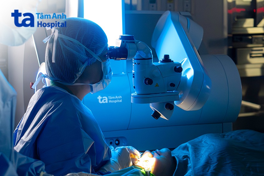 bác sĩ tắt đèn phòng mổ, tập trung nguồn sáng thực hiện thủ thuật cross-linking, bước quan trọng trong liệu trình điều trị giác mạc chóp cho chị hân ; ảnh_ bệnh viện đa khoa tâm anh