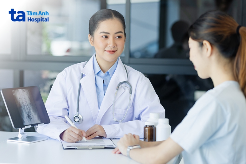 bác sĩ thăm khám bệnh nhân