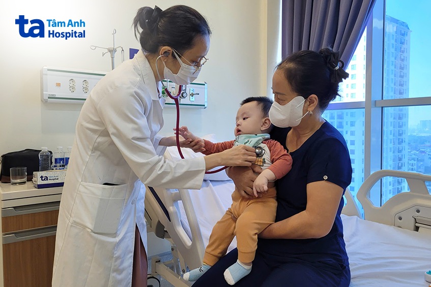 bác sĩ thăm khám cho bé đức anh trước khi xuất viện