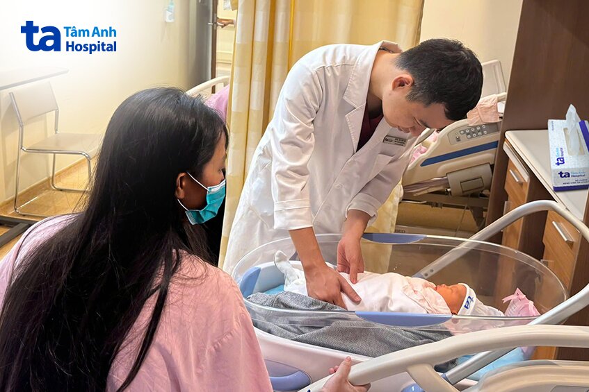 bác sĩ thăm khám cho bé