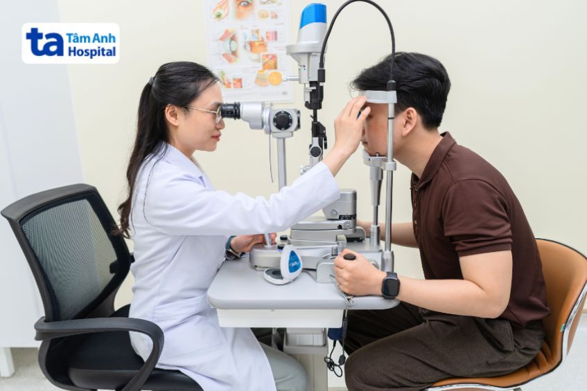 Bác sĩ thăm khám mắt cho bệnh nhân