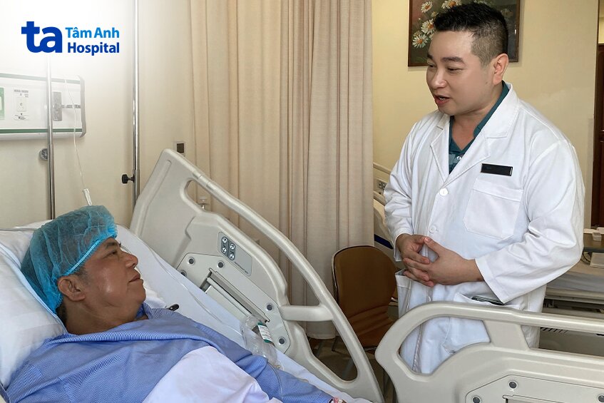 bác sĩ theo dõi tình trạng bệnh nhân