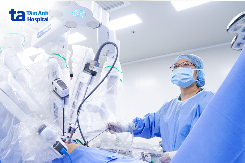 bác sĩ thu đang điều khiển robot