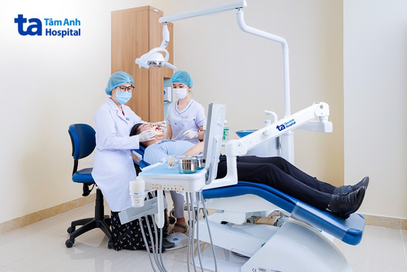 BS.CKI Dương Anh Thư cùng ê-kíp điều trị răng khôn mọc lệch gây viêm nhiễm và mất răng sớm ở người trẻ.