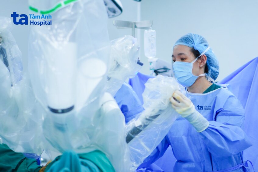 bác sĩ thực hiện phẫu thuật