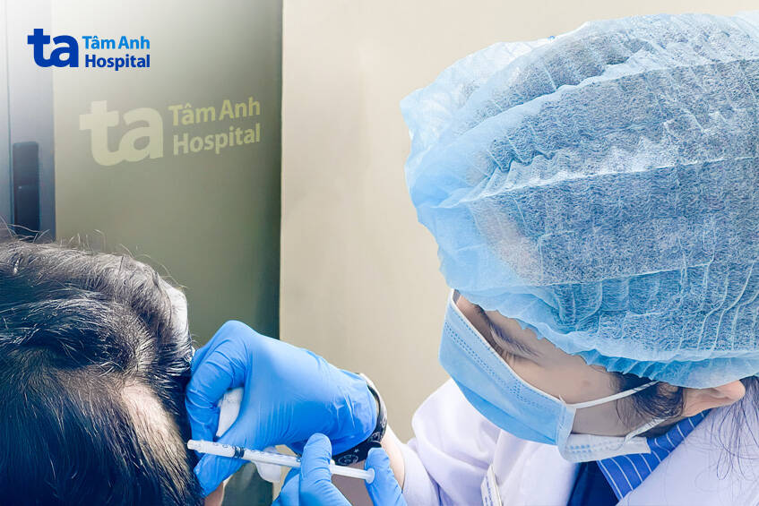 bác sĩ tiêm hoạt chất điều trị