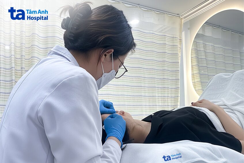 bác sĩ tiêm hoạt chất trị sẹo lồi