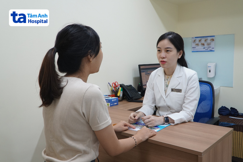 bác sĩ trang cùng người bệnh trao đổi