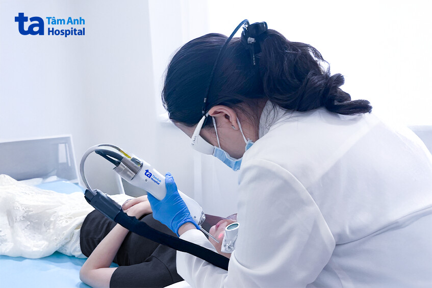 bác sĩ trang dùng laser ndyag