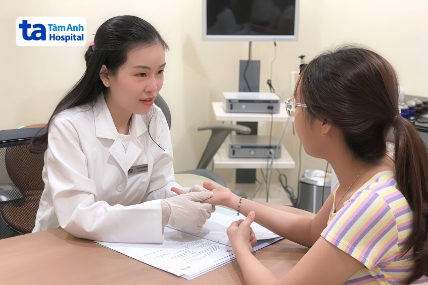 bác sĩ trang tư vấn cho khách hàng