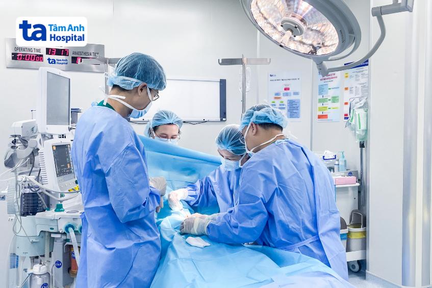 bác sĩ trọng can thiệp chích xơ cho bệnh nhi