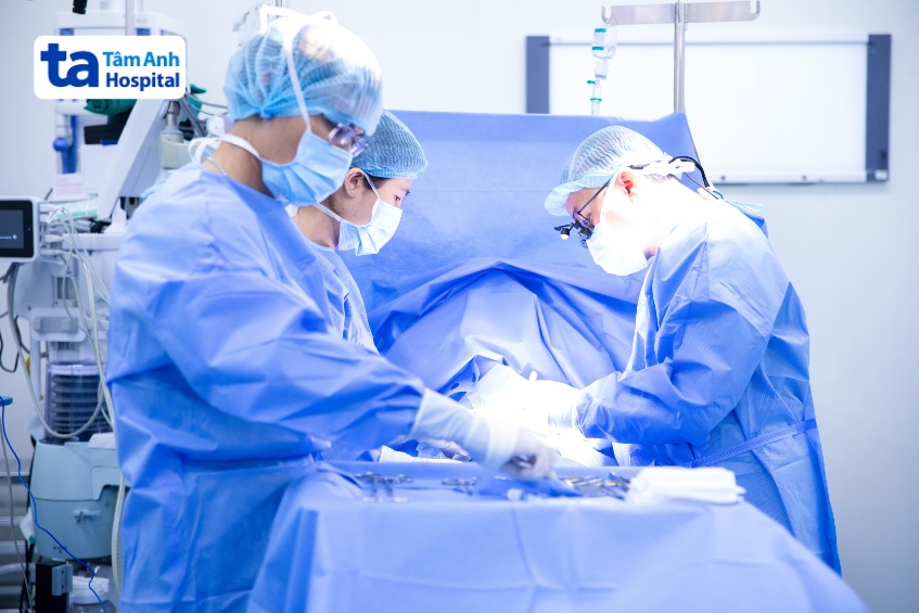 bác sĩ trọng phẫu thuật bóc tách đường rò cho bệnh nhi