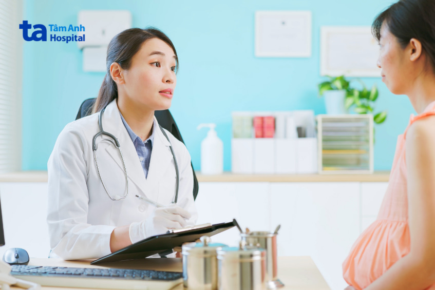 Bác sĩ tư vấn dinh dưỡng cho thai phụ đang mang bầu về việc có nên ăn sầu riêng hay không