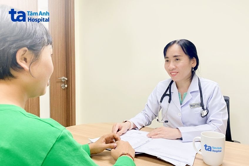 bác sĩ tư vấn bệnh nhân