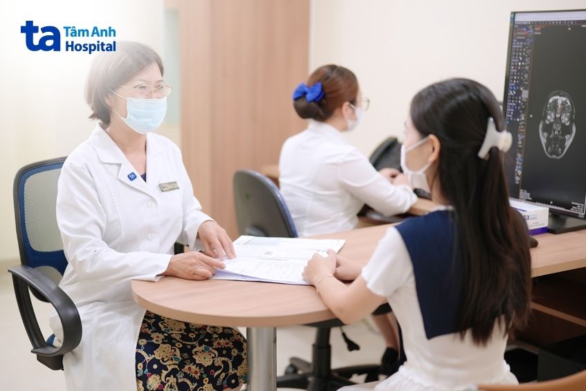 bác sĩ tư vấn bệnh nhân