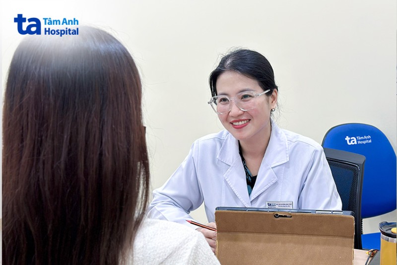 Bác sĩ Răng Hàm Mặt Tâm Anh tư vấn chăm sóc răng miệng và phục hồi răng mất cho người bệnh sau điều trị