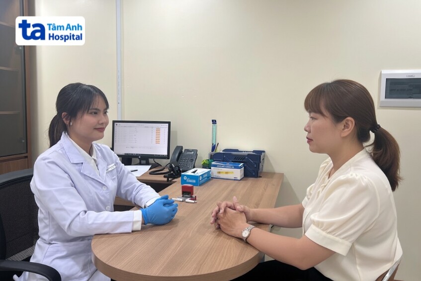 bác sĩ tư vấn cho người bệnh