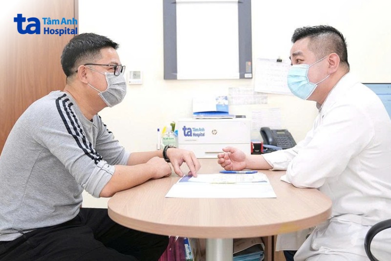 bác sĩ tư vấn điều trị cho bệnh nhân