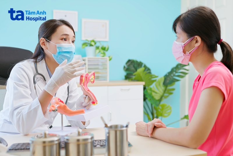 bác sĩ tư vấn điều trị