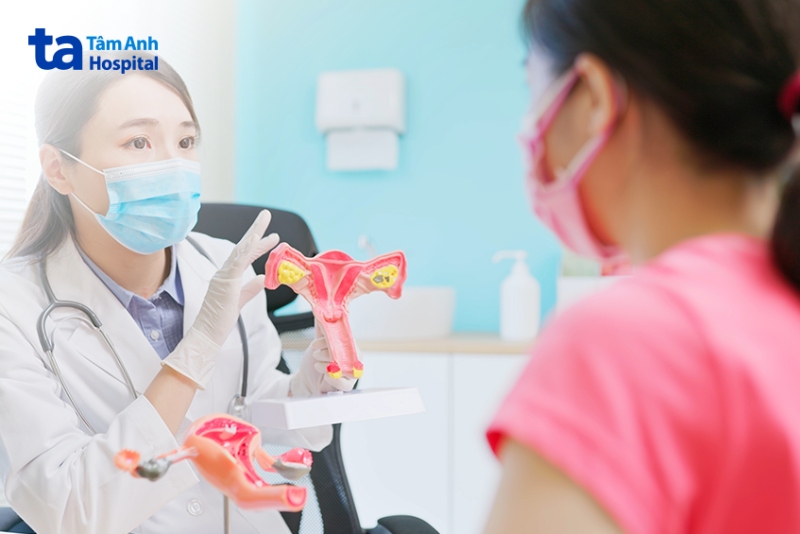 bác sĩ tư vấn phẫu thuật