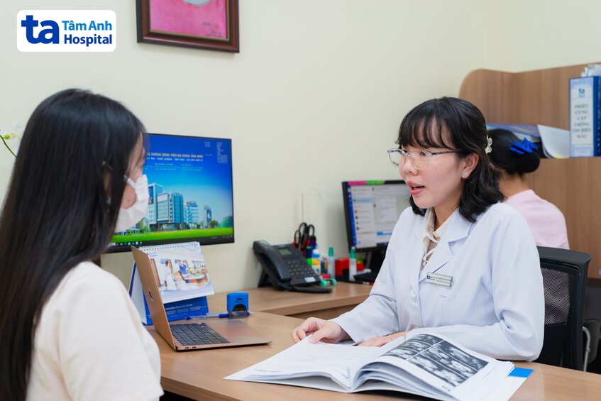 bác sĩ tư vấn tận tâm trước khi làm ivf