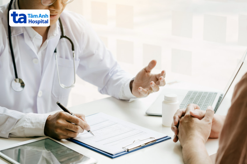 Bác sĩ tư vấn cho bệnh nhân về đơn thuốc có thể bao gồm rosuvastatin để kiểm soát cholesterol