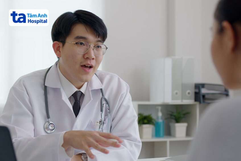Bác sĩ tư vấn sử dụng thuốc điều trị đau thắt ngực ổn định